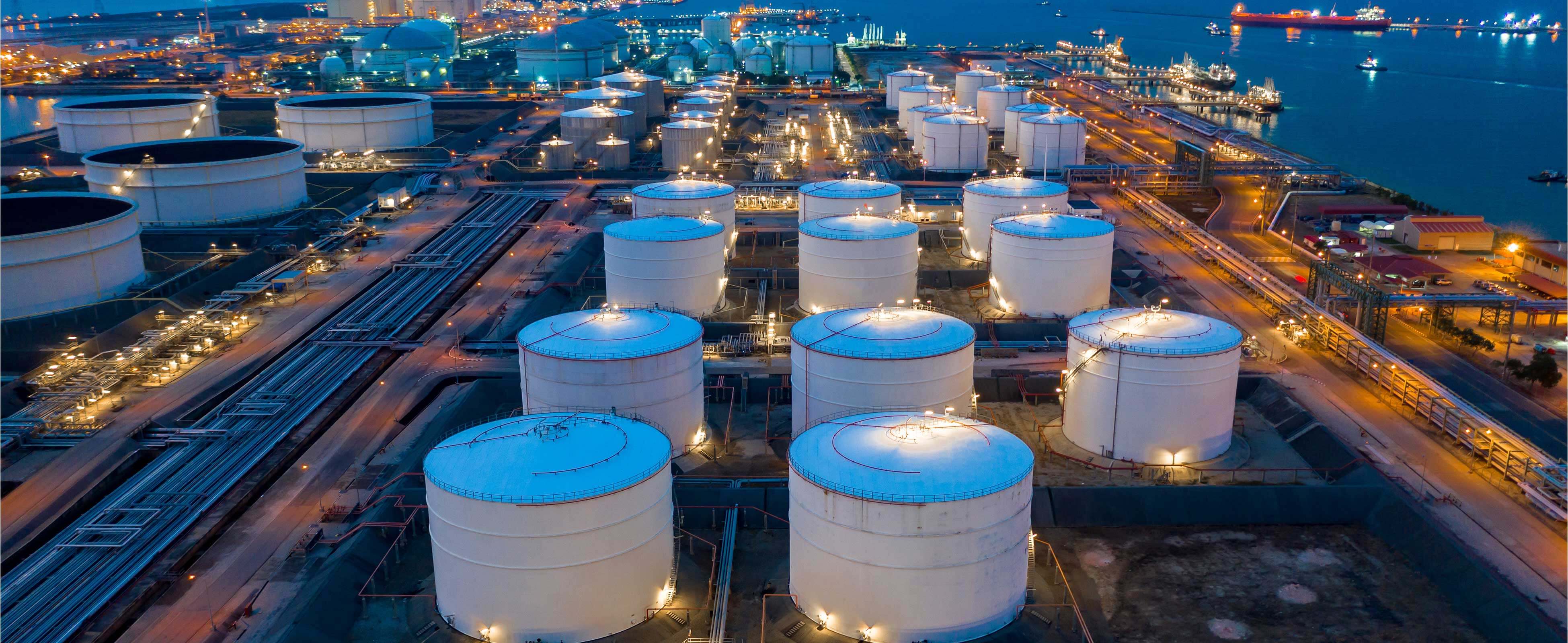 Industrieanlage mit Tanksystemen