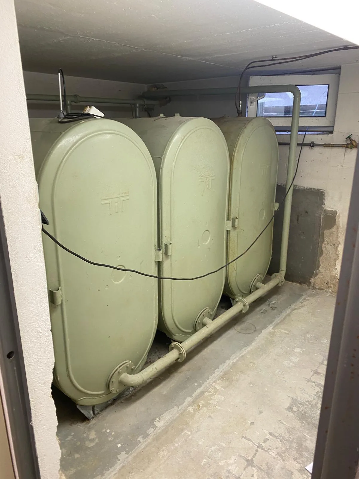 Demontagearbeiten an einer Tankanlage