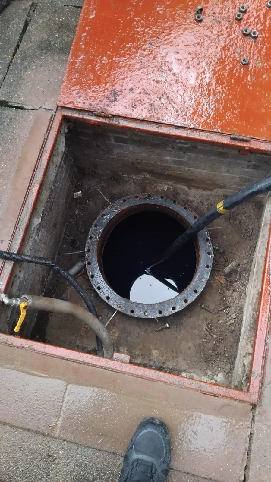 Reinigungsarbeiten in einem technischen Tank