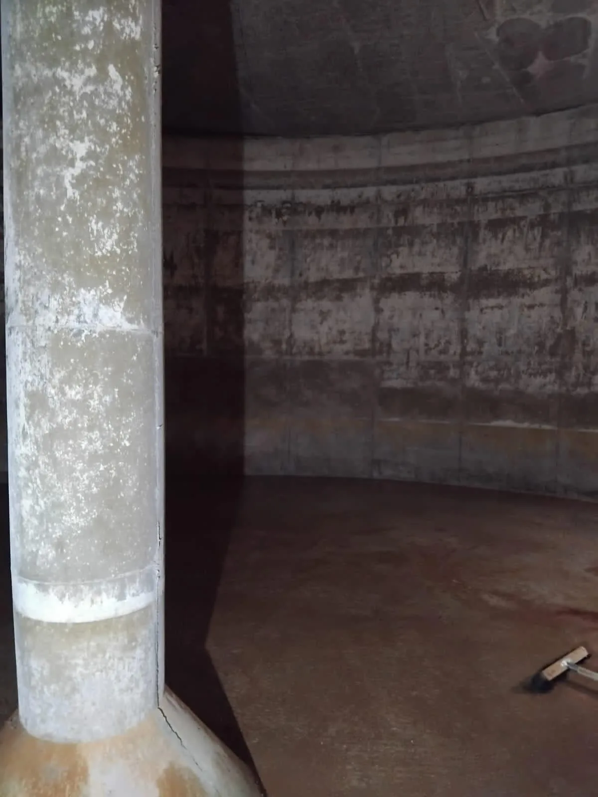 Wartungsarbeiten an einer Tankanlage